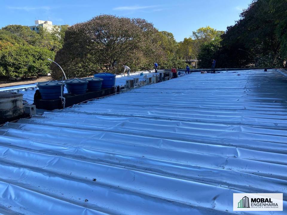 Cobertura de grande área impermeabilizada com manta aluminizada